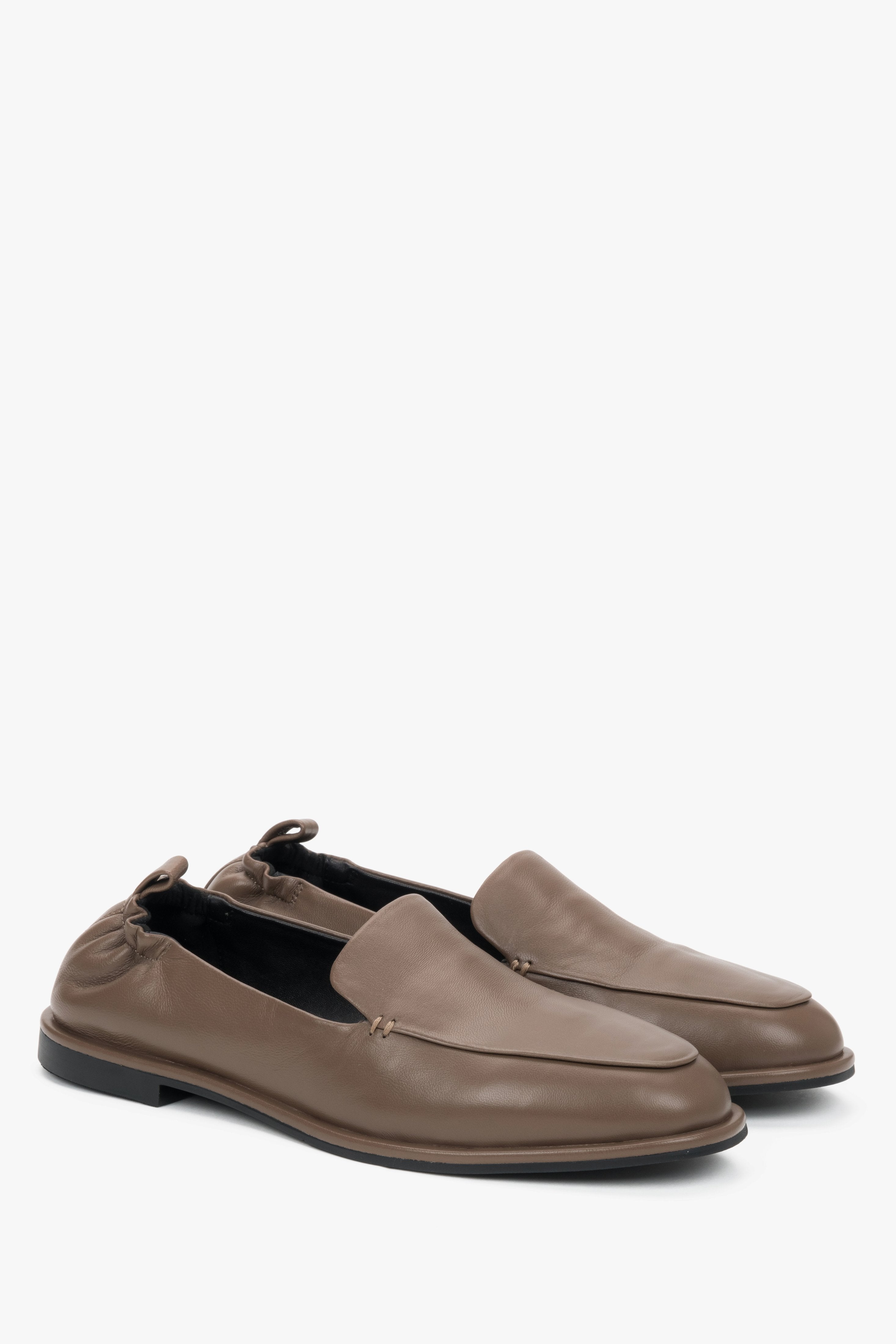 Braune Damen-Loafer aus Leder als Paar in schräger Seitenansicht