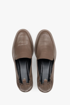 Braune Damen-Loafer aus echtem Leder von oben als Paar