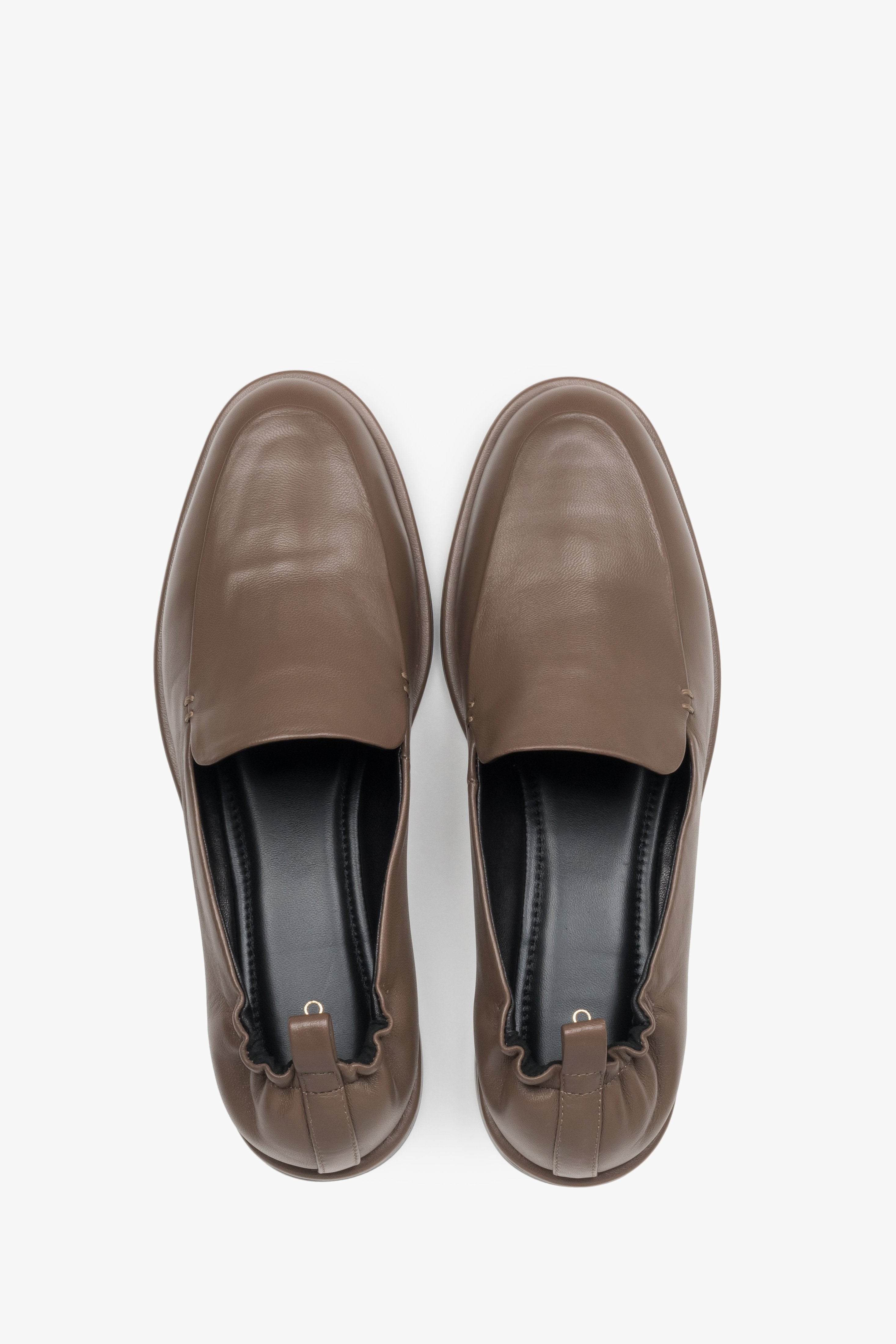 Braune Damen-Loafer aus echtem Leder von oben als Paar