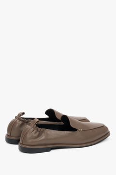 Brauner Damen-Loafer mit weicher Fersenkappe in seitlicher Profilansicht