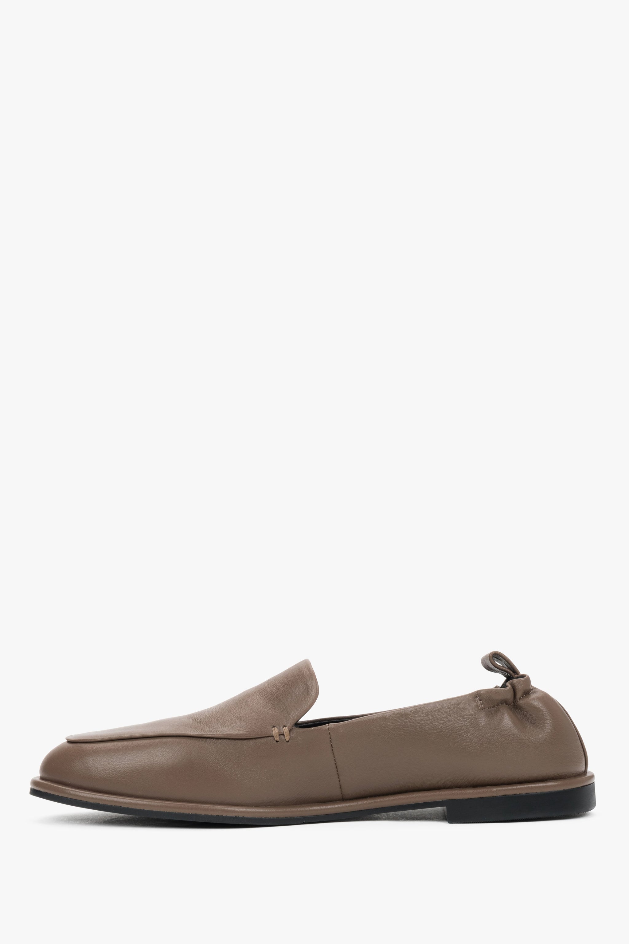 Brauner Damen-Loafer aus echtem Leder in flacher Seitenansicht