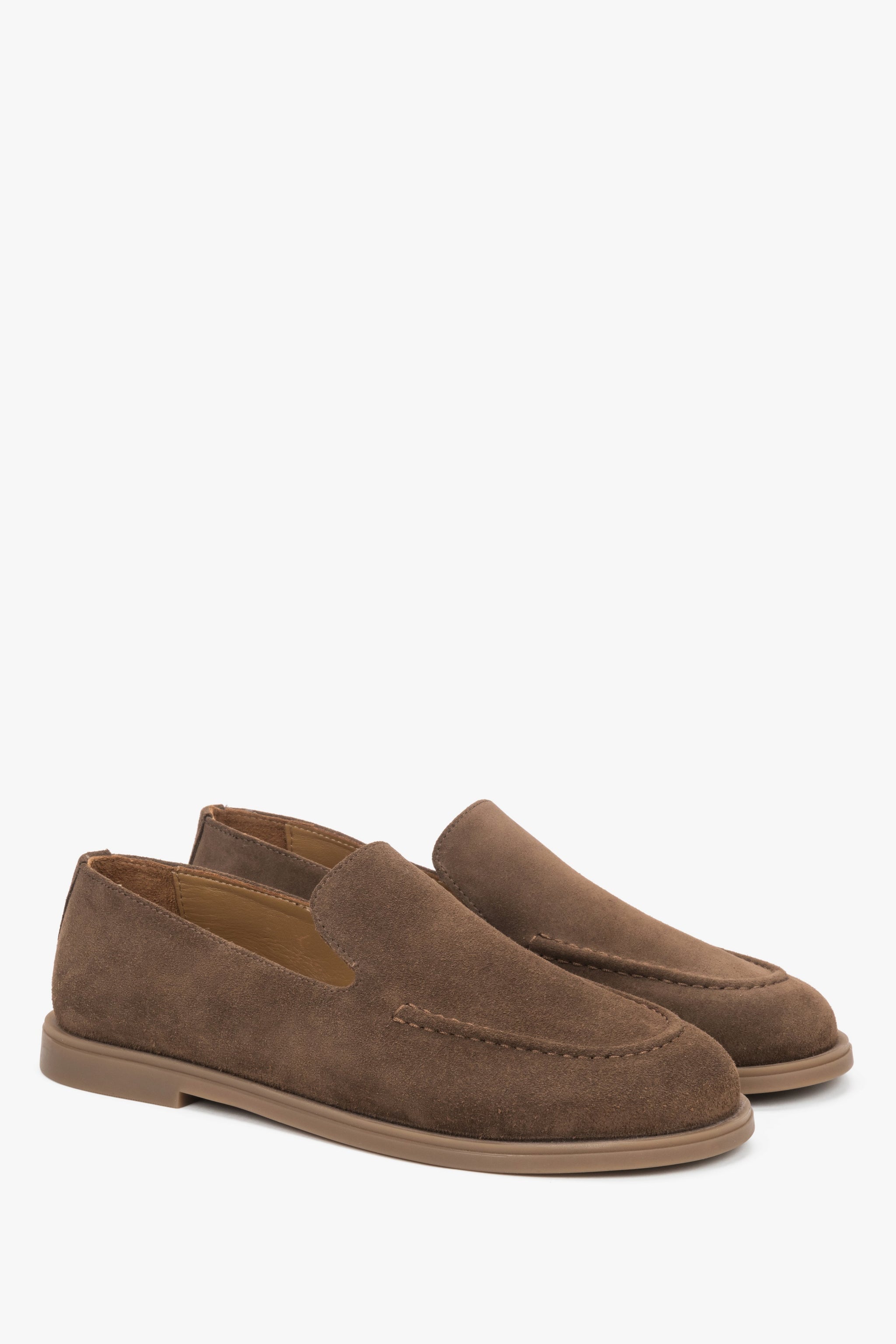 Schräge Ansicht der braunen Damen-Mokassins im Barefoot-Stil aus weichem Veloursleder.