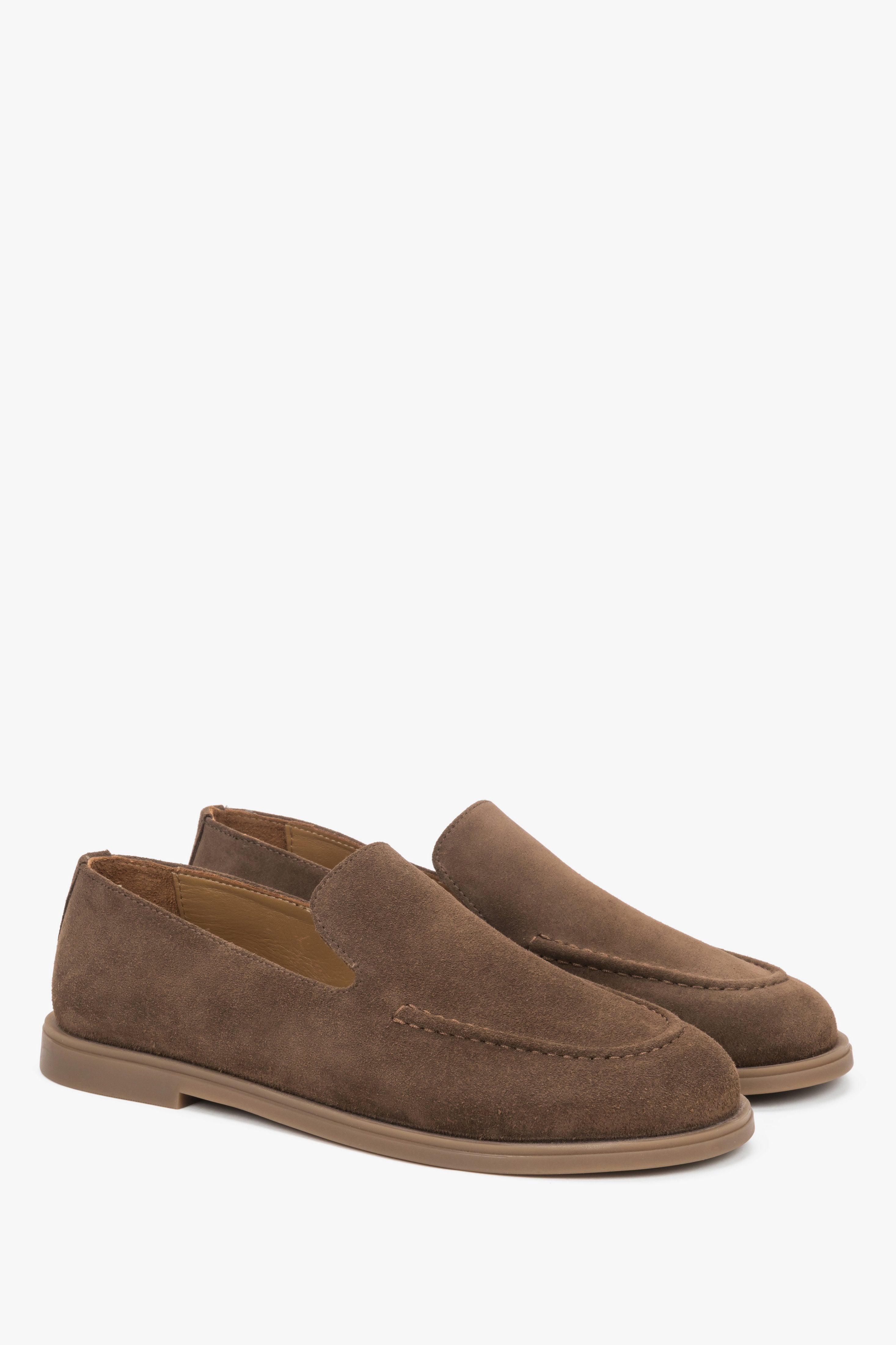Schräge Ansicht der braunen Damen-Mokassins im Barefoot-Stil aus weichem Veloursleder.