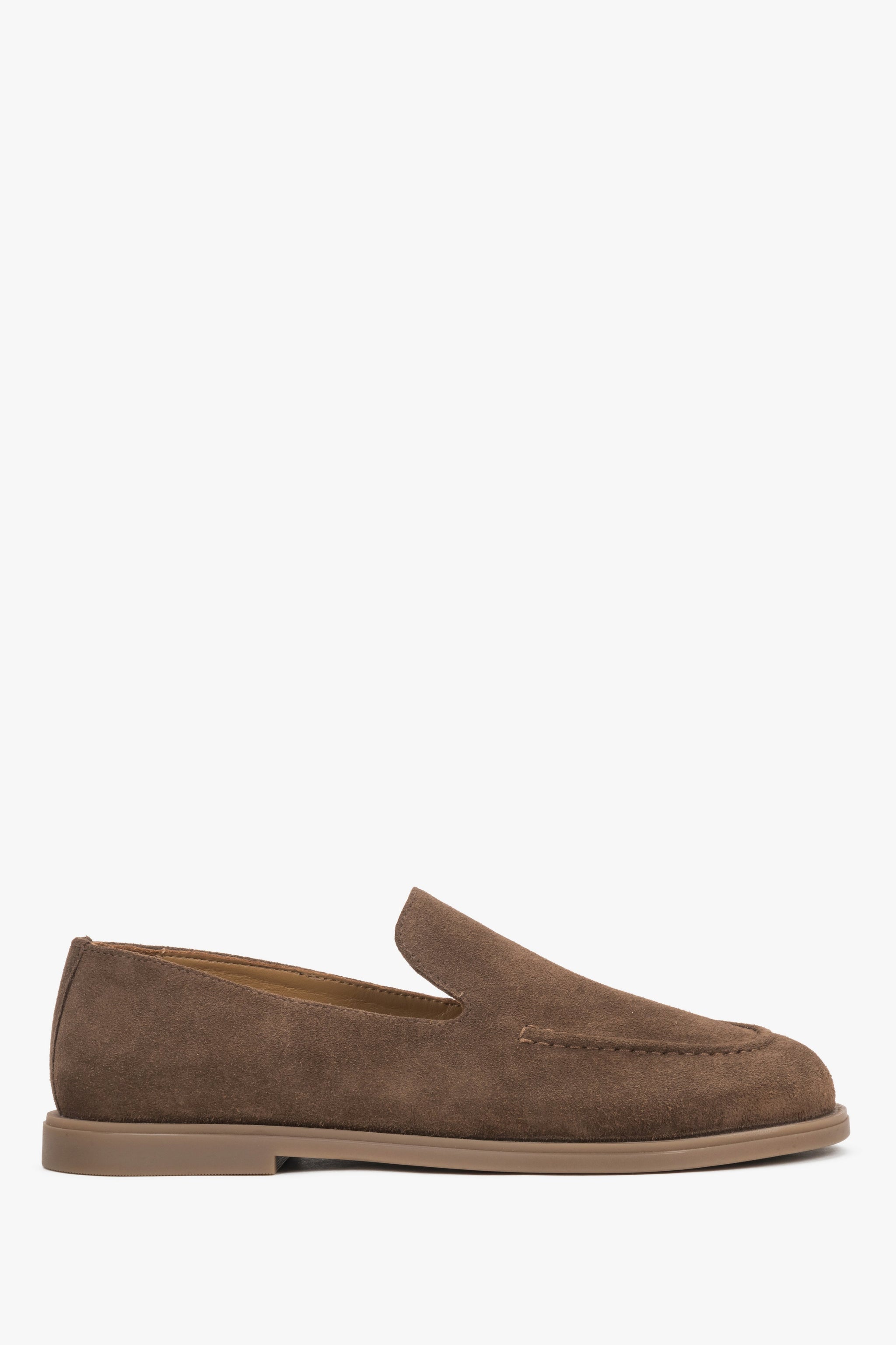 Profilansicht der bequemen Schlupfschuhe in Braun von Estro.