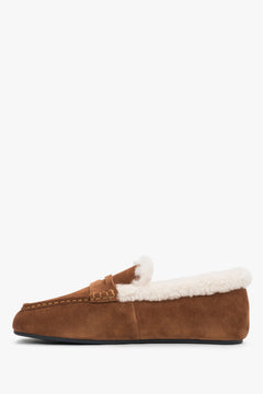 Gegenläufige Seitenansicht des braunen Velours-Slippers mit flachem Absatz und Gummisohle