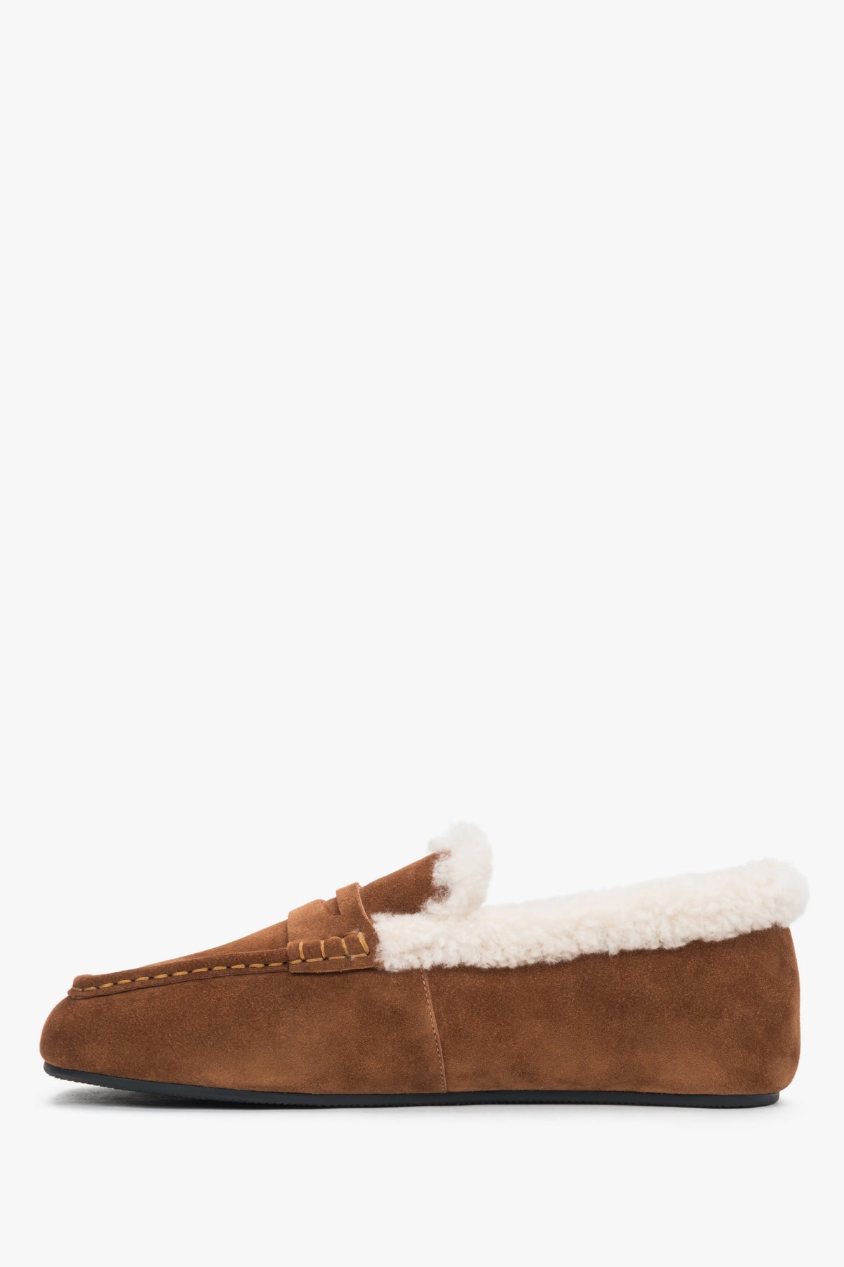 Gegenläufige Seitenansicht des braunen Velours-Slippers mit flachem Absatz und Gummisohle