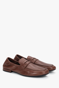 Schräge Ansicht der bequemen braunen Schlupfschuhe für Damen.