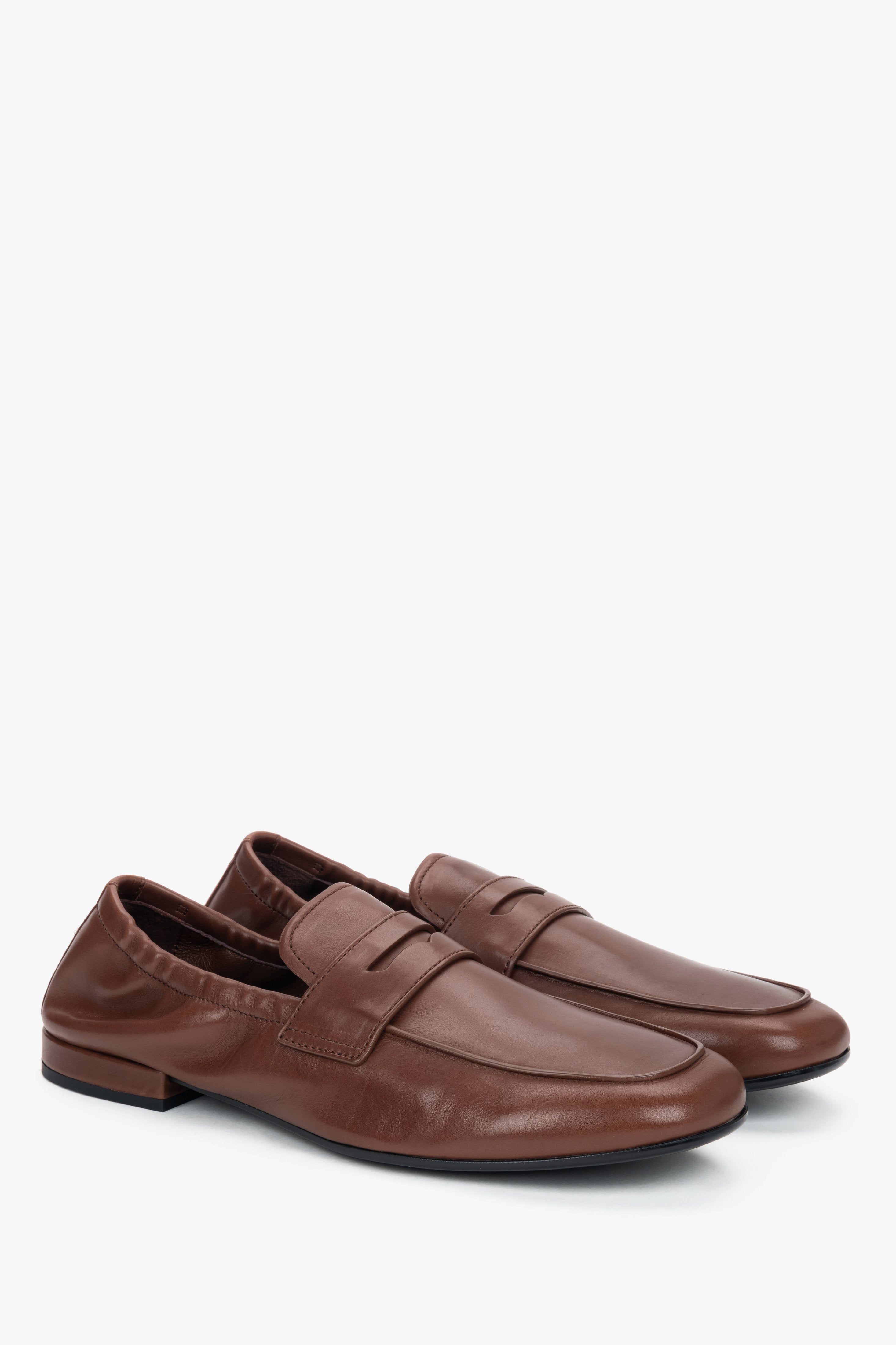 Schräge Ansicht der bequemen braunen Schlupfschuhe für Damen.