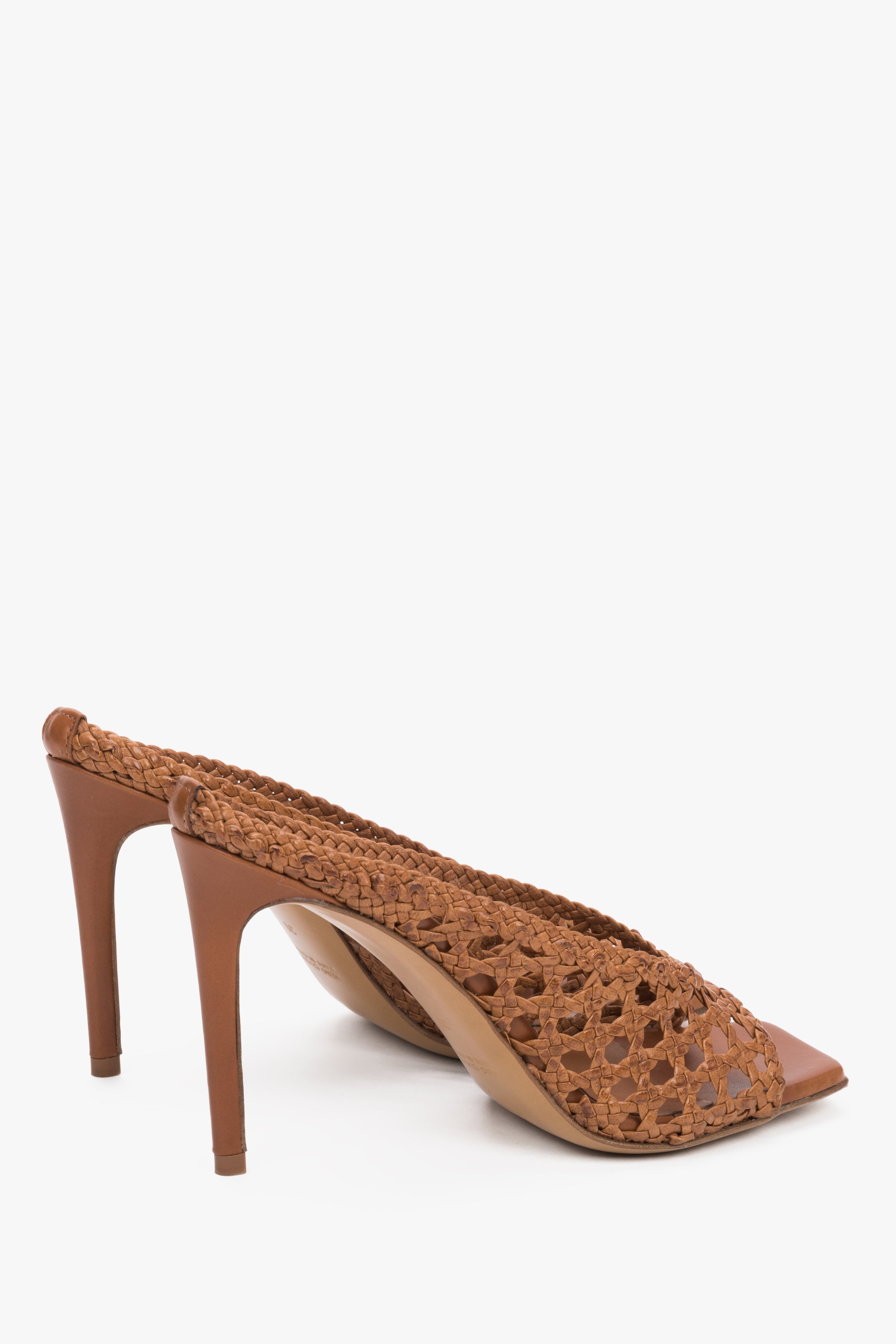 Elegante braune Pantoletten mit offenem Flechtdesign