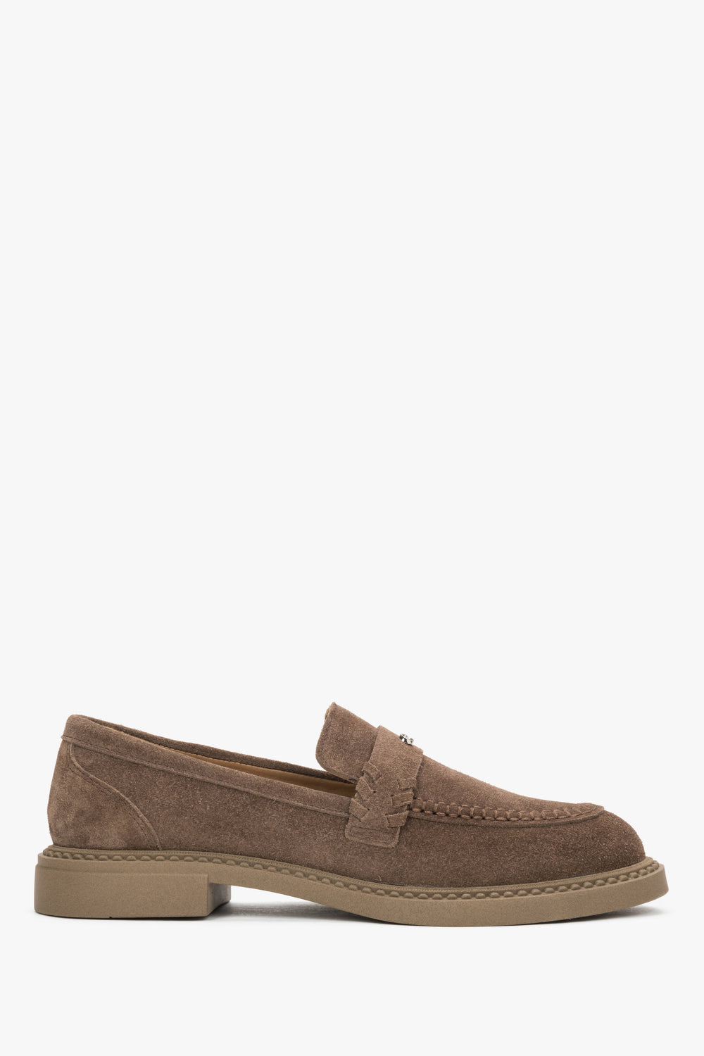 Flache Profilansicht der braunen Velours-Penny-Loafers für Damen 
