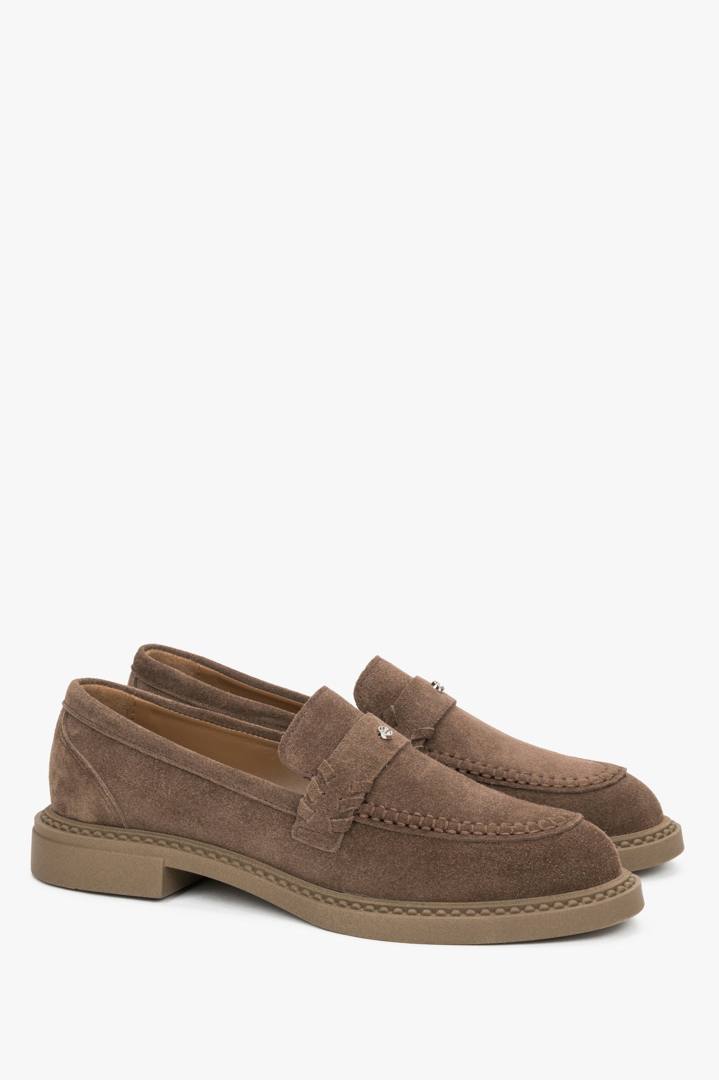Schrägansicht des braunen Loafers-Paares mit dem klassischen Penny-Strap und Zierniete 
