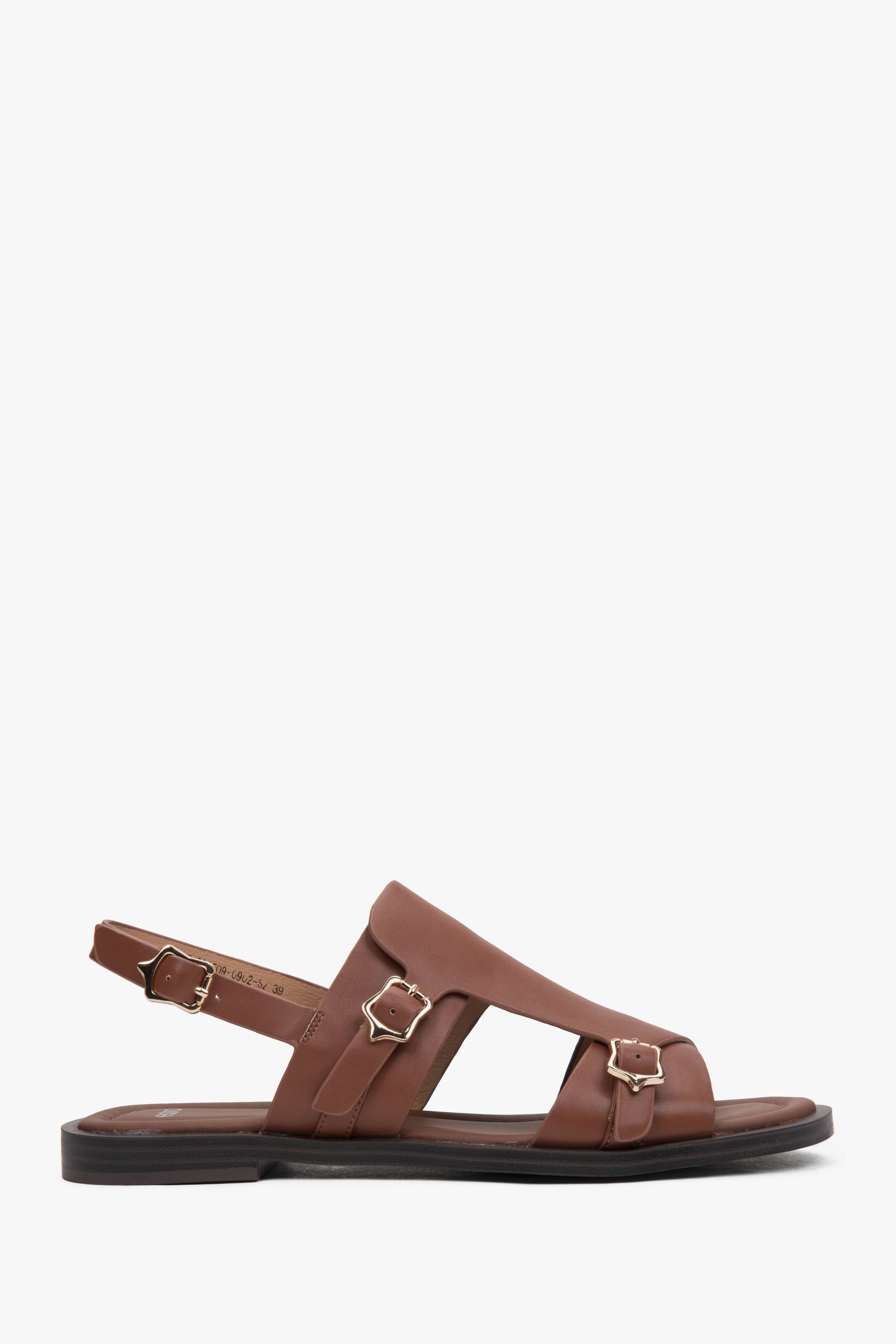 Profilansicht der braunen Leder-Sandalen mit flacher Sohle.