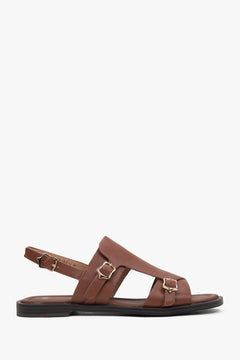 Profilansicht der braunen Leder-Sandalen mit flacher Sohle.