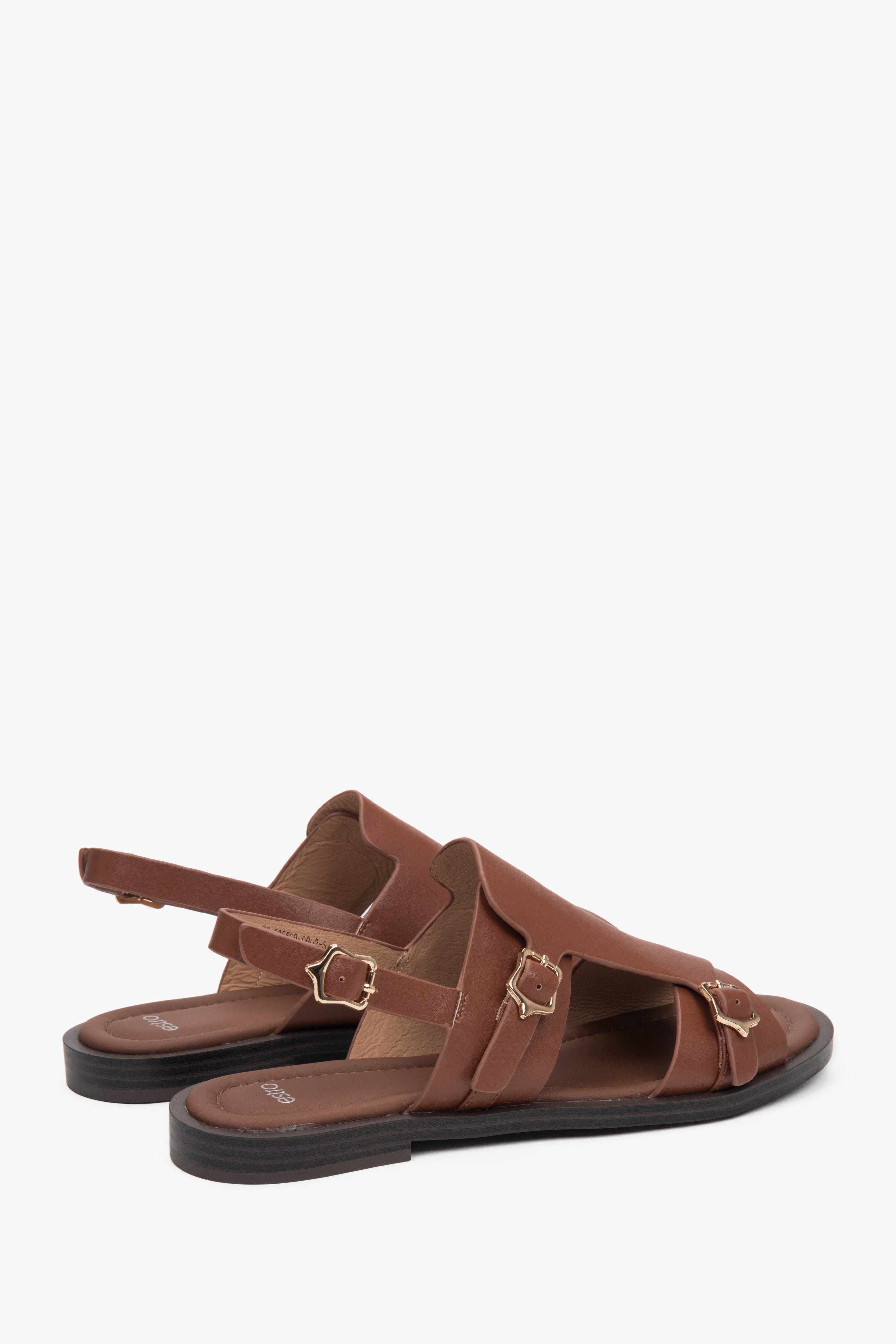Rückansicht auf das Paar brauner Damen-Sandalen von Estro.