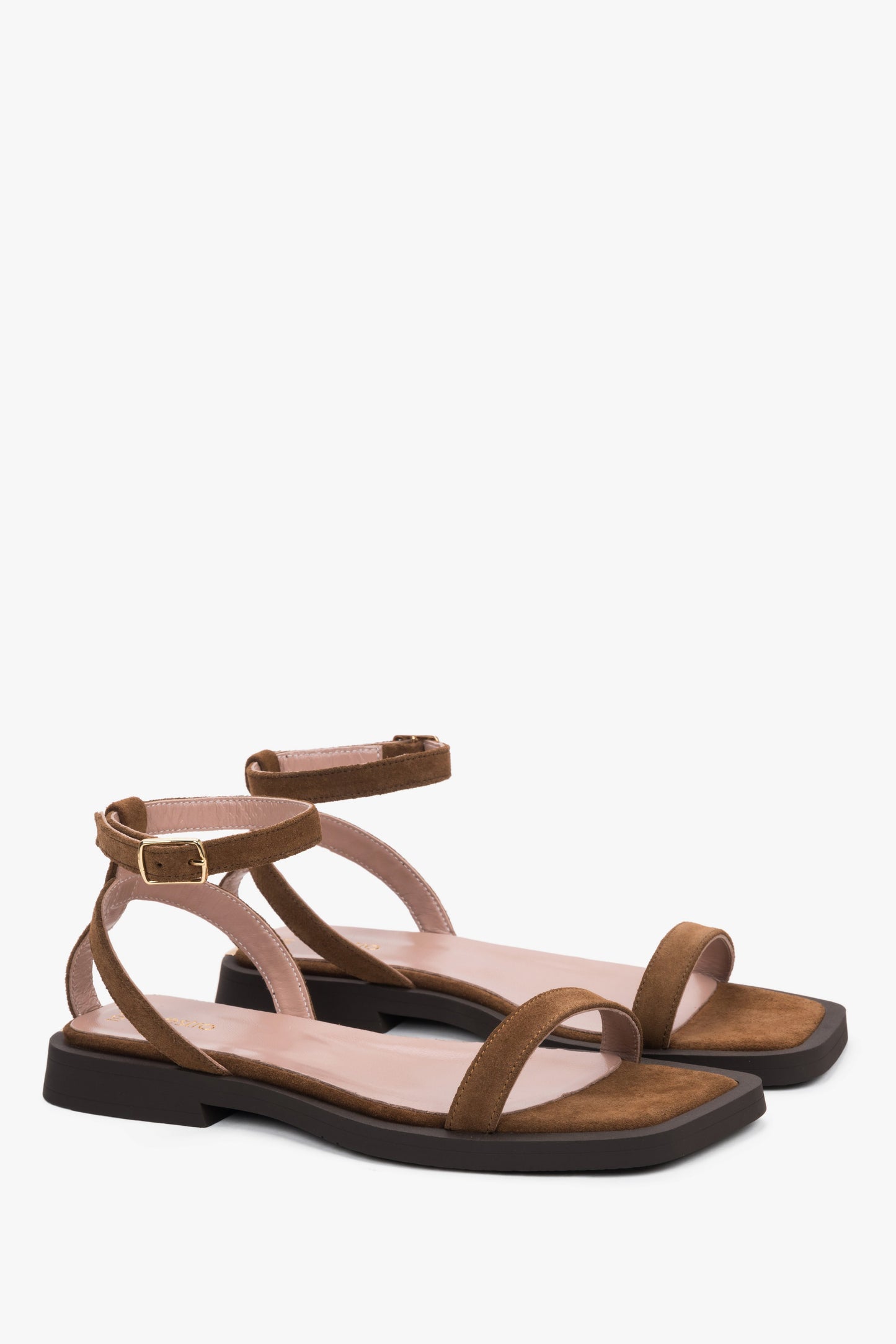 Braune Damen-Sandalen aus Velours als Paar in schräger Vorderansicht