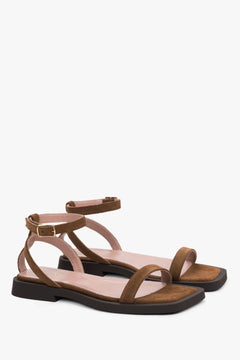 Braune Damen-Sandalen aus Velours als Paar in schräger Vorderansicht