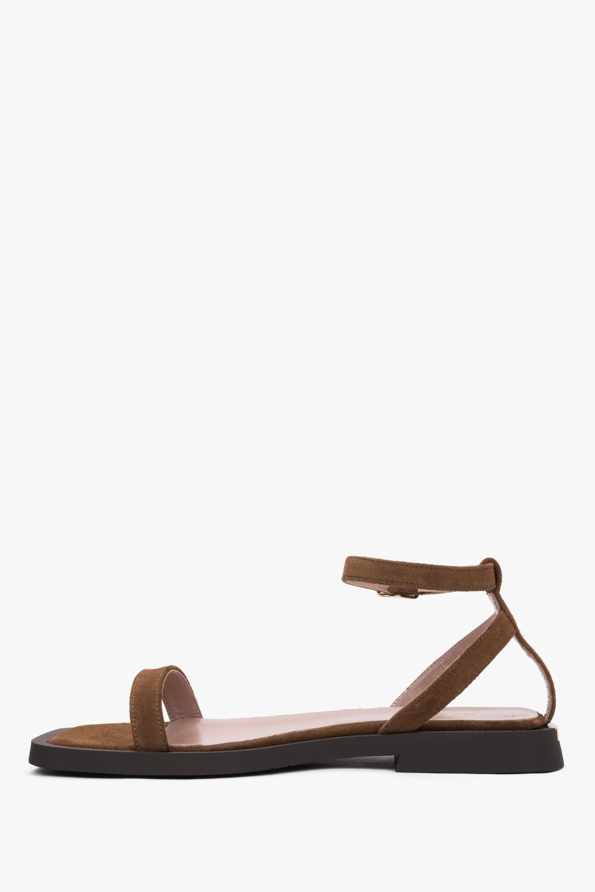 Braune Damen-Sandale aus Velours von der Seite mit flacher TR-Sohle