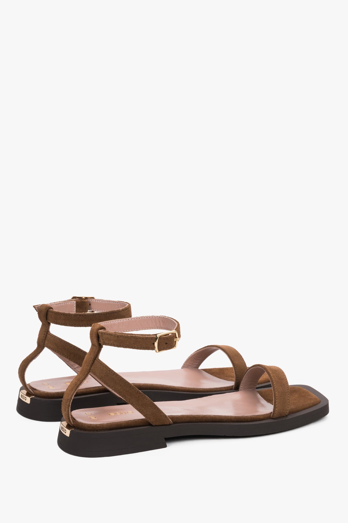Braune Damen-Sandalen aus Velours in schräger Seitenansicht mit Schnalle