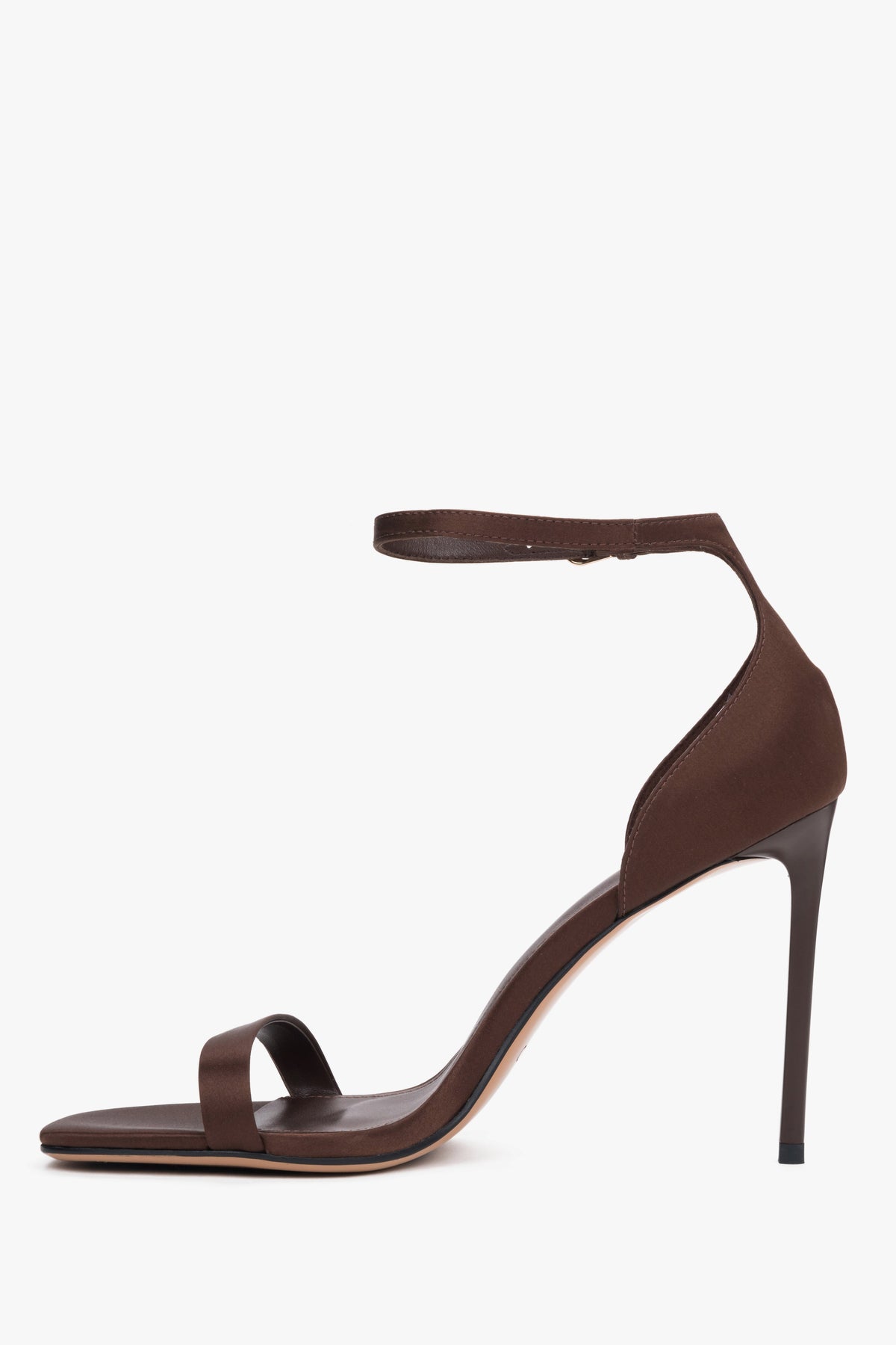 Braune Damen-Sandalette aus Satin in Seitenansicht mit geschlossener Fersenkappe
