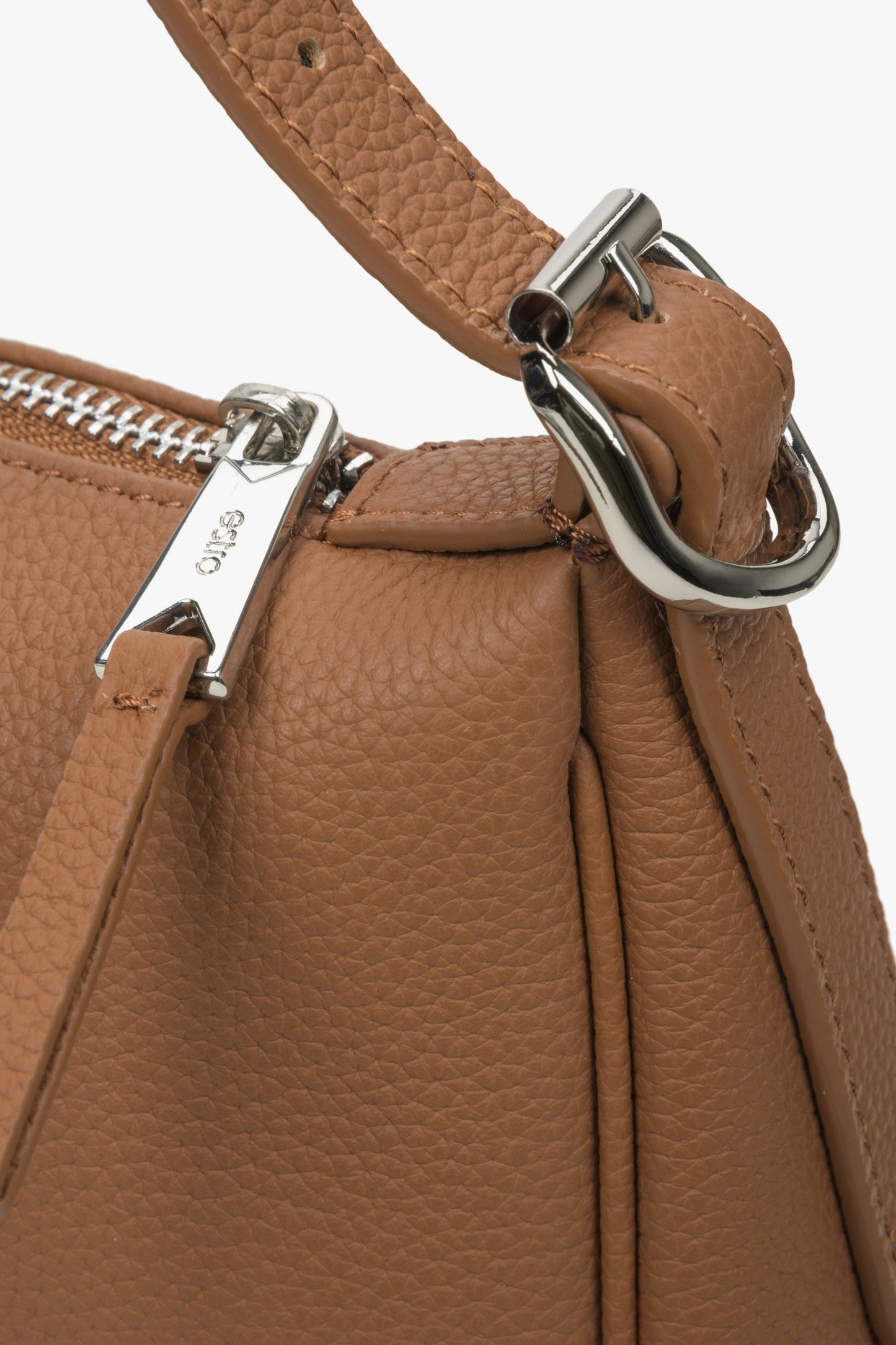 Braune Leder-Umhängetasche – Nahaufnahme der Details.