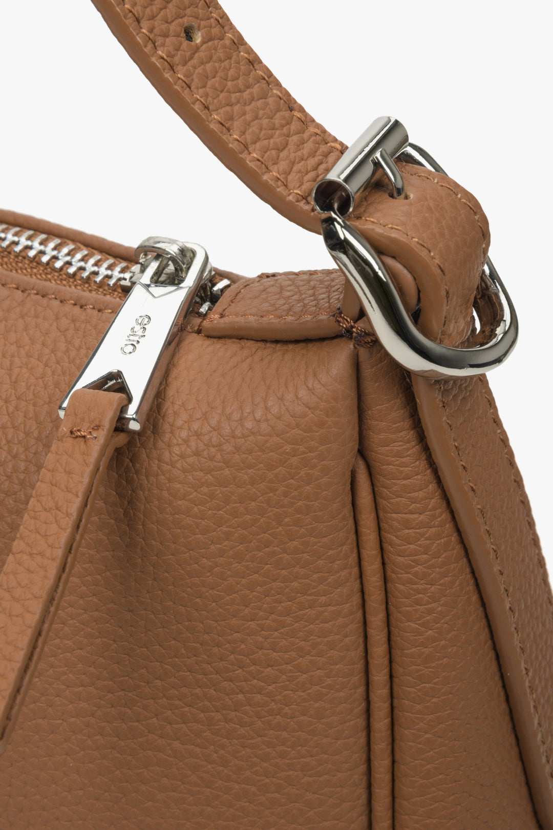 Braune Leder-Umhängetasche – Nahaufnahme der Details.