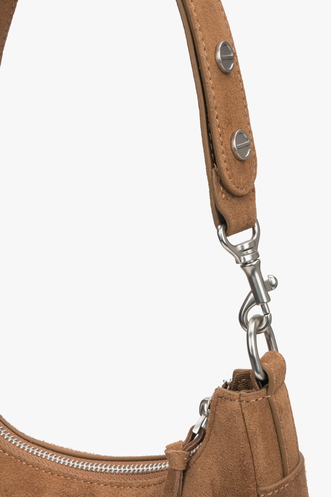 Velours-Schultertasche von Estro in Braun mit Fransen – Details.