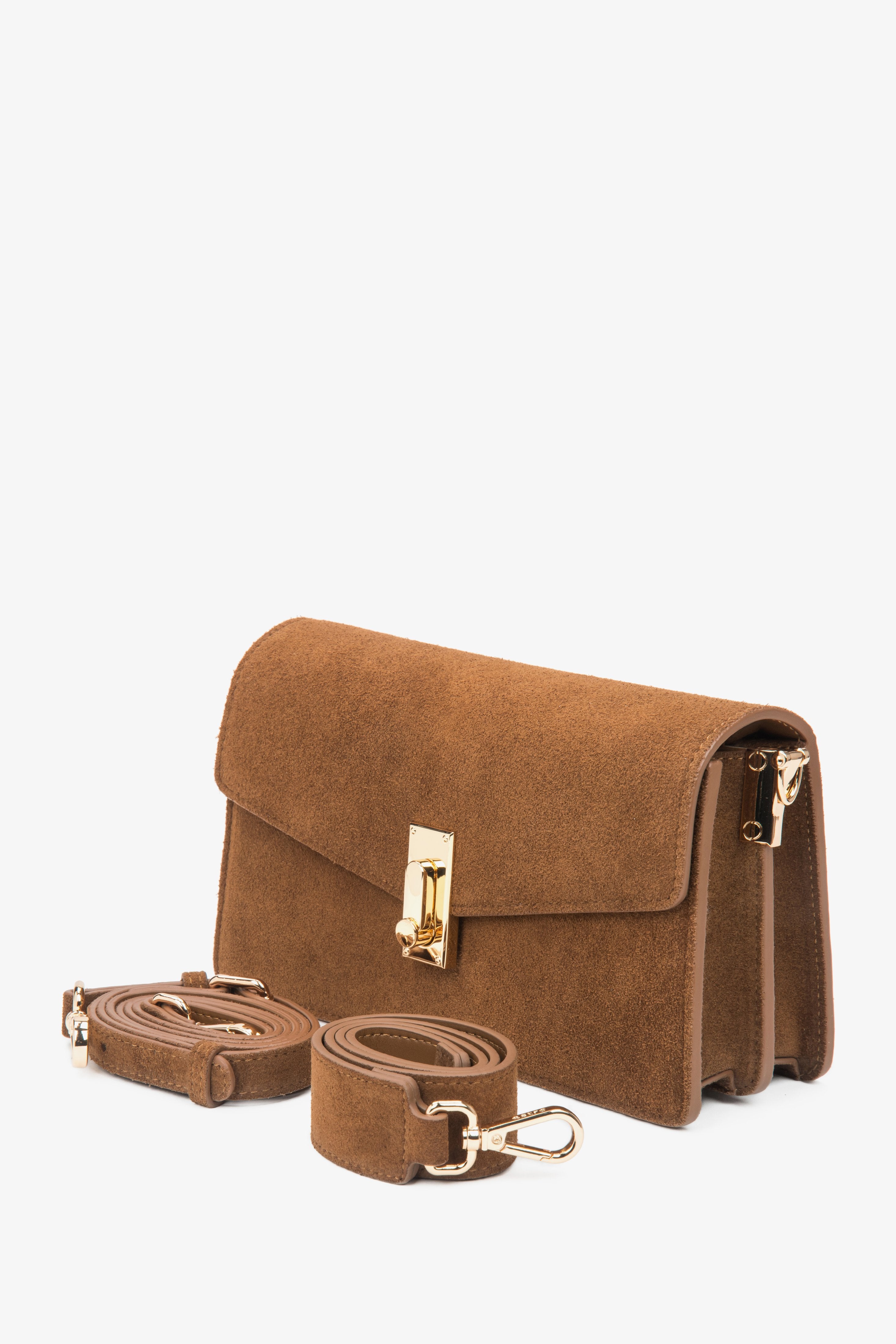 Braune Velours-Schultertasche mit zusätzlichen Riemen.