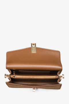 Innenansicht der braunen Velours-Tasche mit zwei Fächern und Lederfutter.
