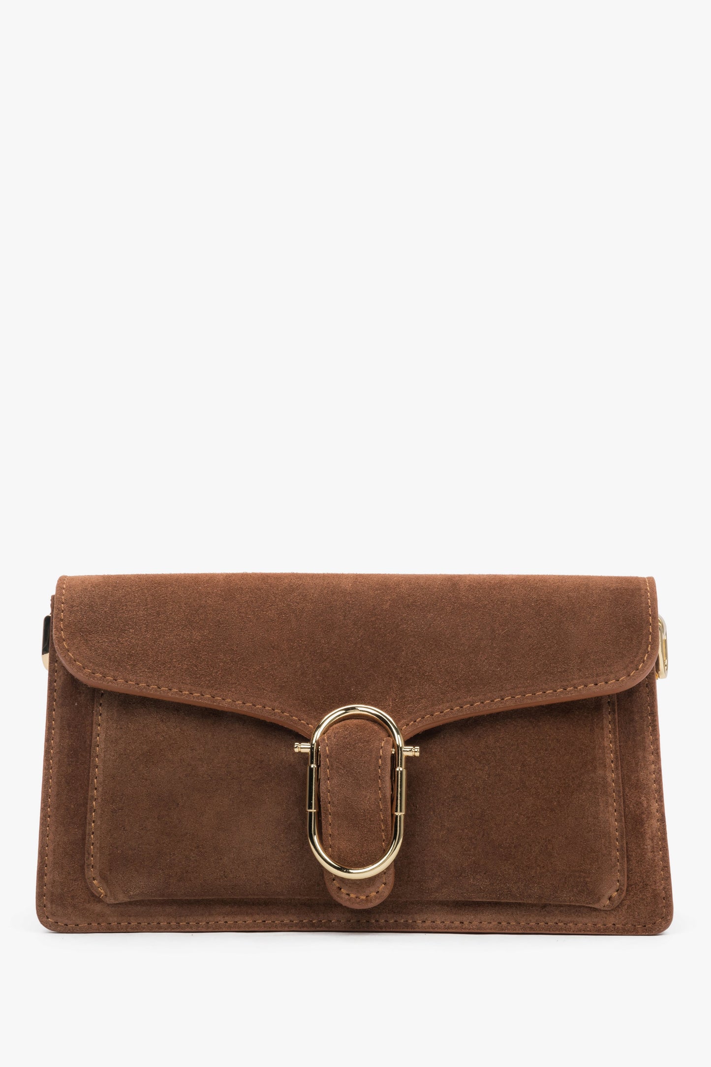 Frontale Ansicht der honigbraunen Velours-Schultertasche mit markanter ovaler goldener Zierschnalle 