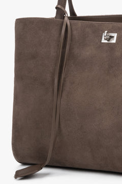 Detailansicht der braunen Damen-Shopper-Tasche aus natürlichem Veloursleder