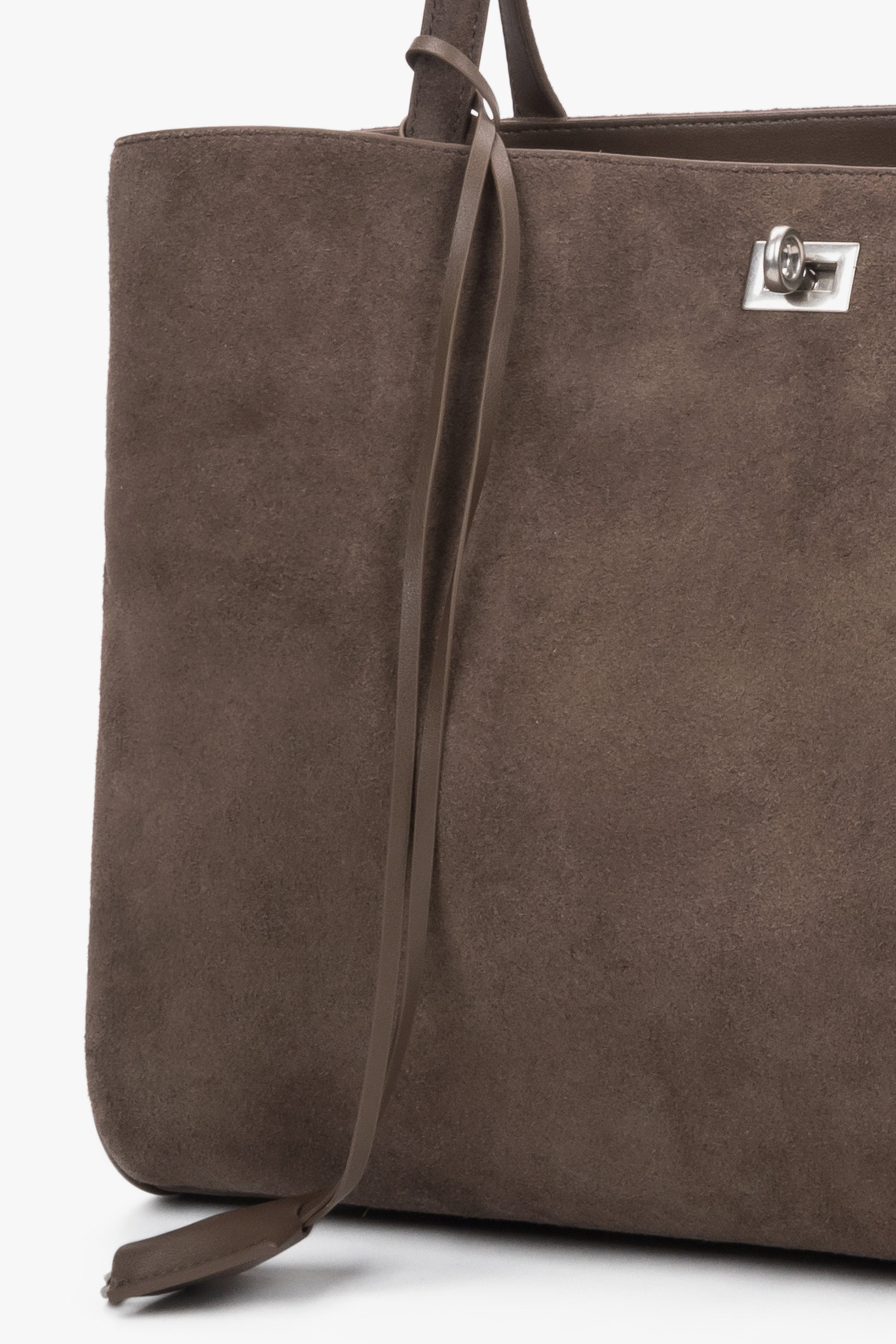 Detailansicht der braunen Damen-Shopper-Tasche aus natürlichem Veloursleder