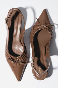 Braune Damen-Slingback-Pumps aus echtem Leder von oben mit dekorativer Schleife