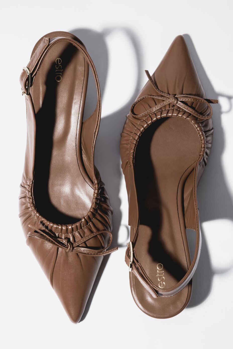 Braune Damen-Slingback-Pumps aus echtem Leder von oben mit dekorativer Schleife