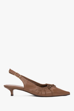 Braune Damen-Slingback-Pumps aus Leder in seitlicher Ansicht mit Kitten Heel