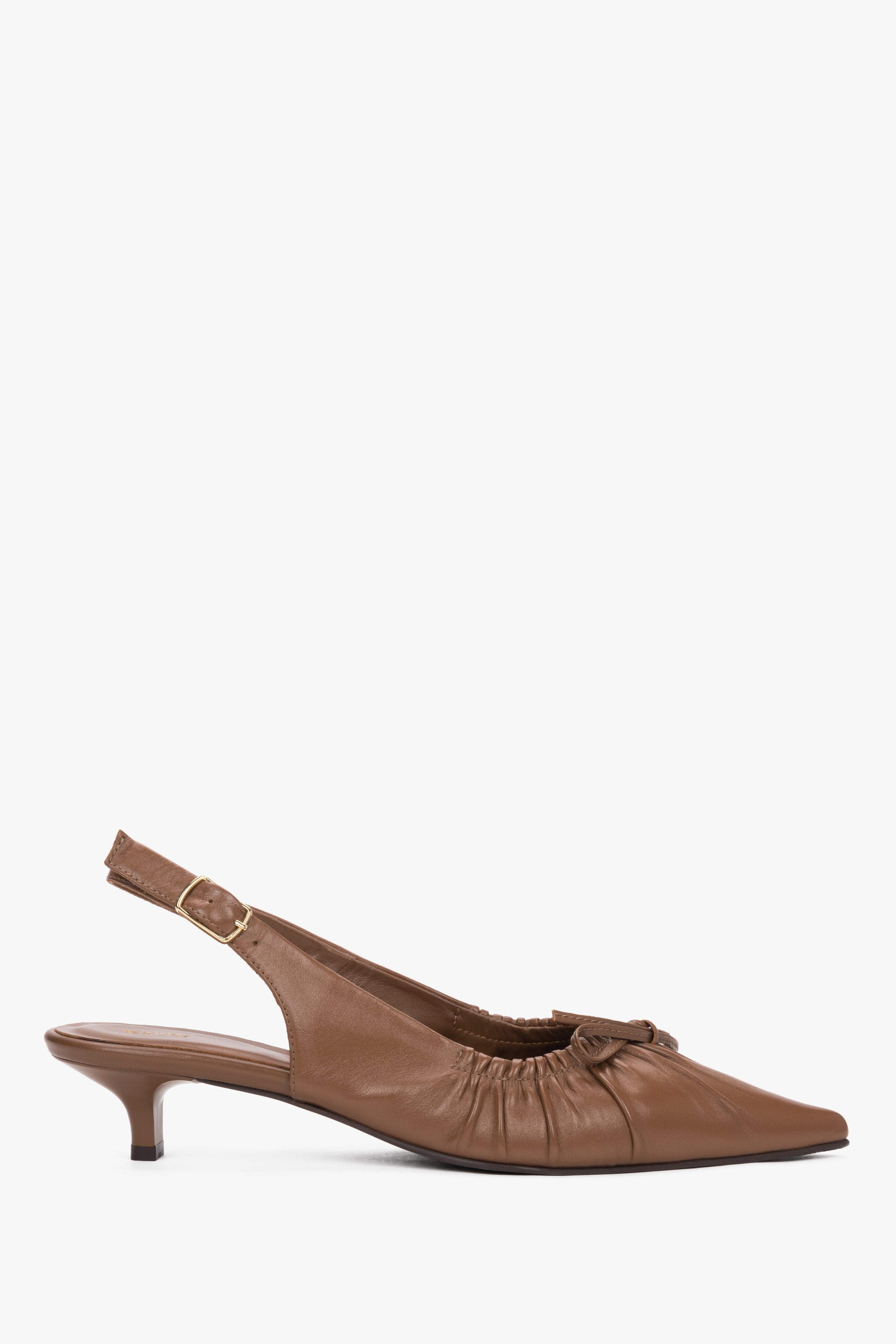 Braune Damen-Slingback-Pumps aus Leder in seitlicher Ansicht mit Kitten Heel