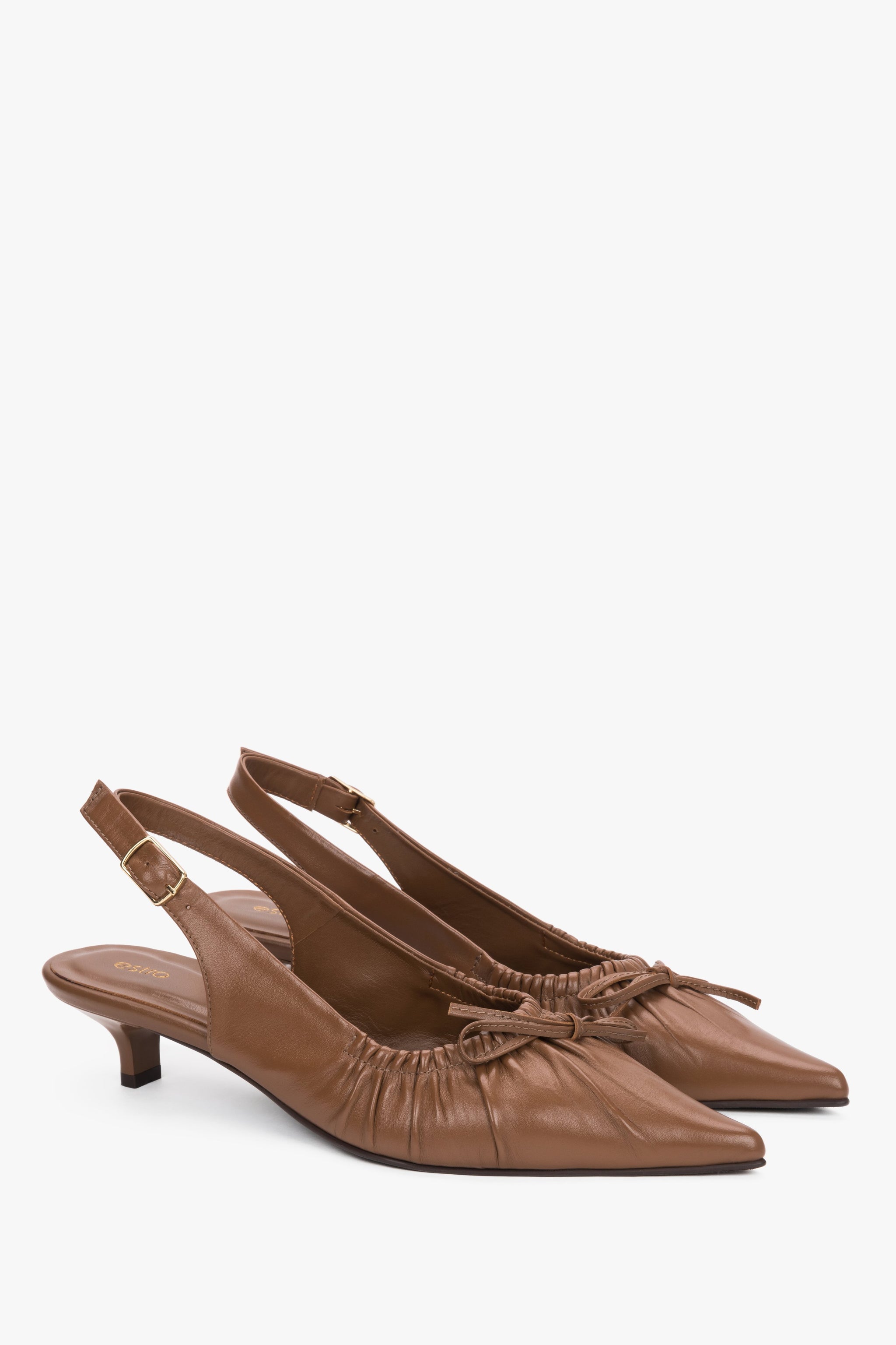Braune Damen-Slingback-Pumps aus echtem Leder in schräger Seitenansicht
