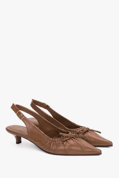 Braune Damen-Slingback-Pumps aus echtem Leder in schräger Seitenansicht