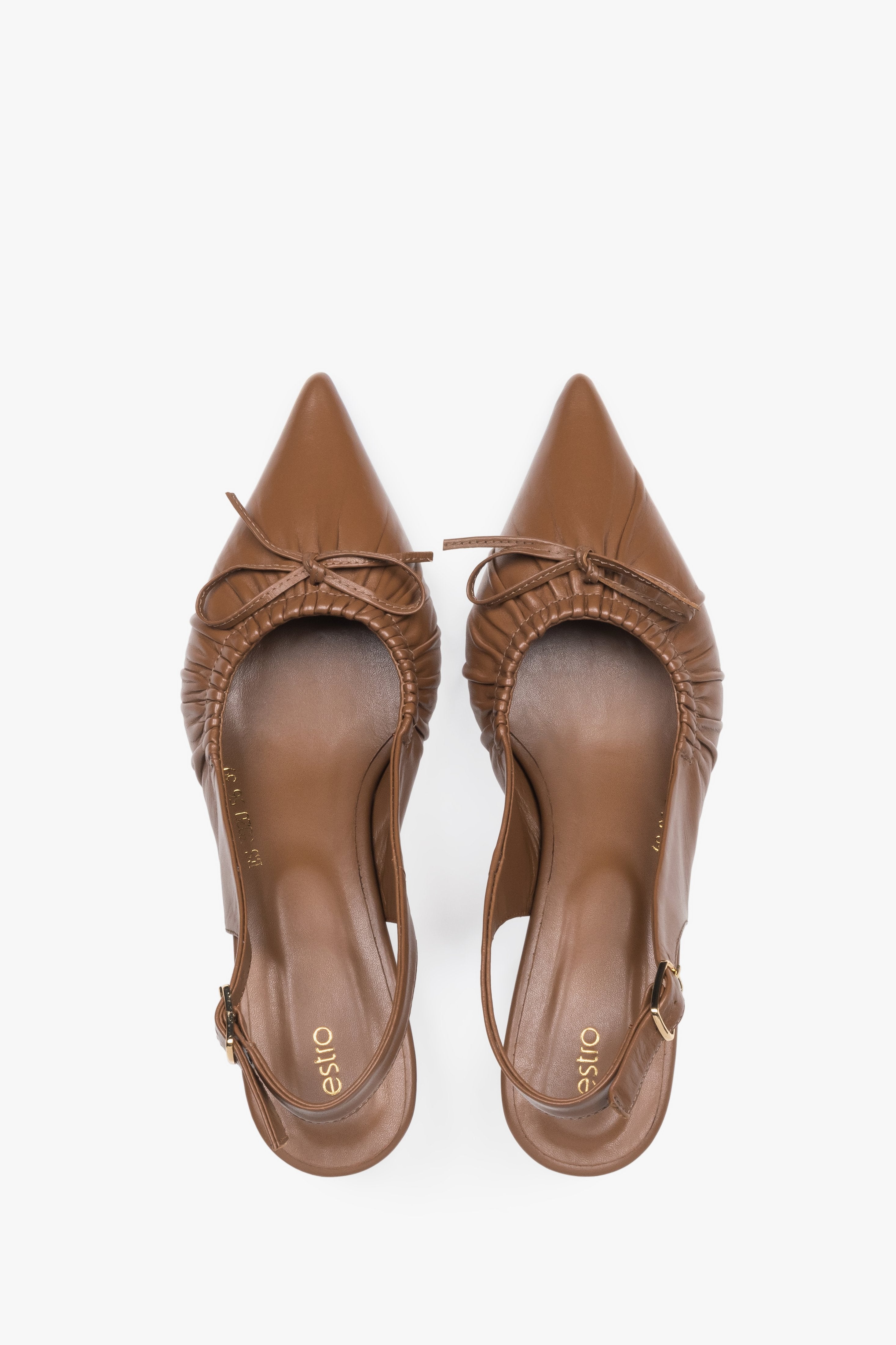 Braune Damen-Slingback-Pumps aus Leder von oben als Paar mit spitzer Schuhkappe
