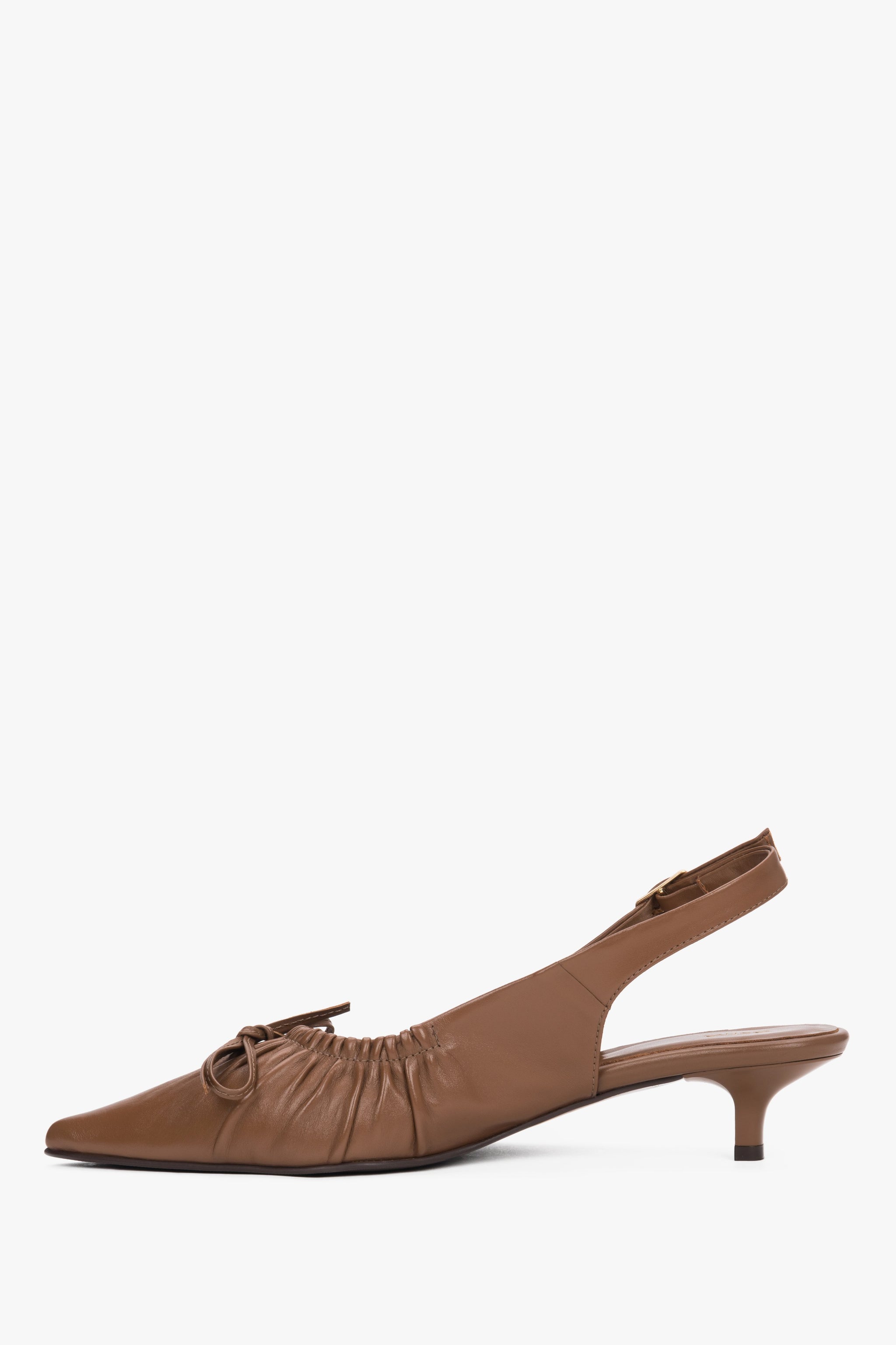 Braune Damen-Slingback-Pumps aus Leder in flacher Seitenansicht mit offenem Fersenbereich