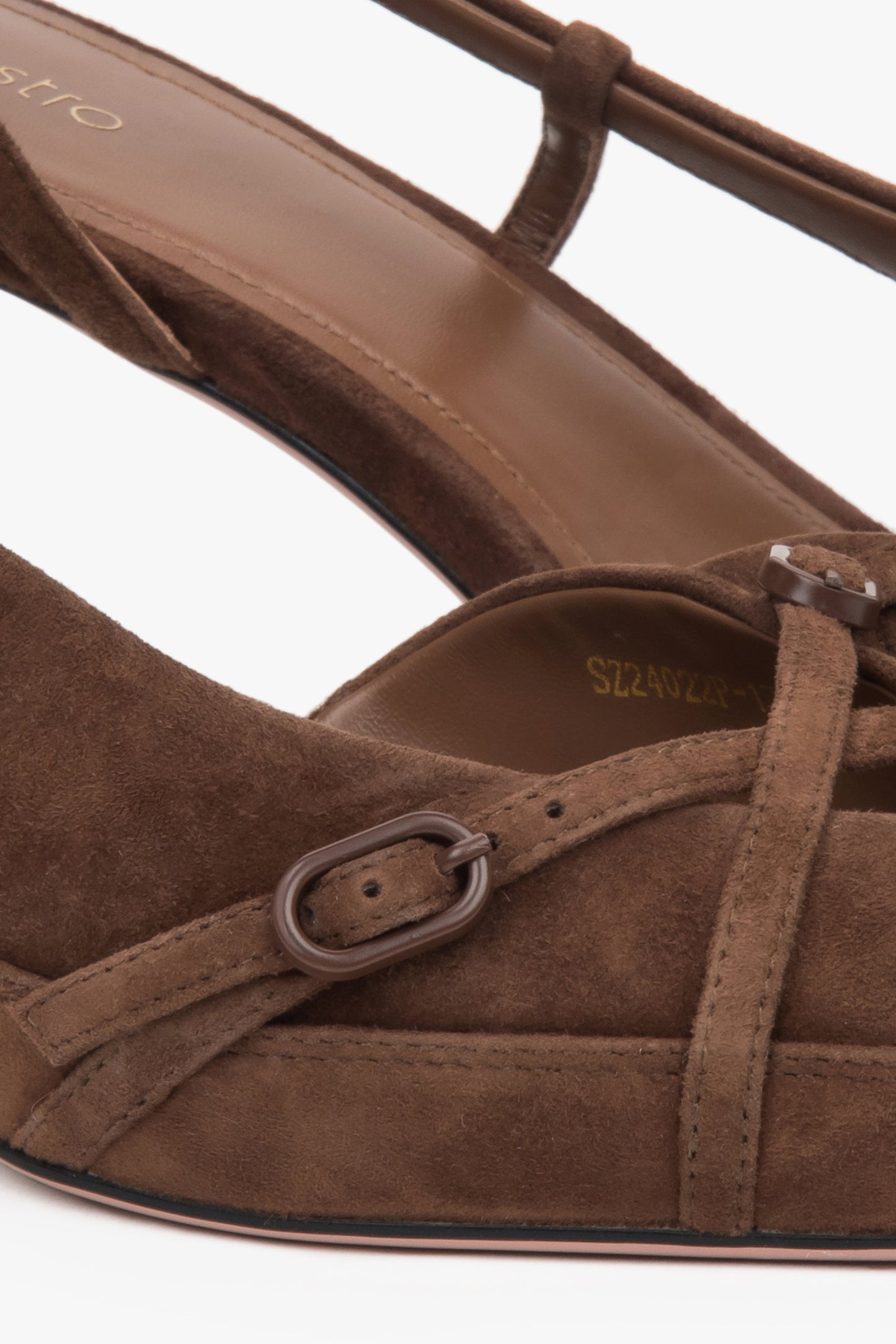 Weiche Velours-Slingbacks in Braun mit niedrigem Absatz – Details.