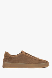Flache Seitenansicht der braunen Damen-Sneaker aus italienischem Premium-Velours.