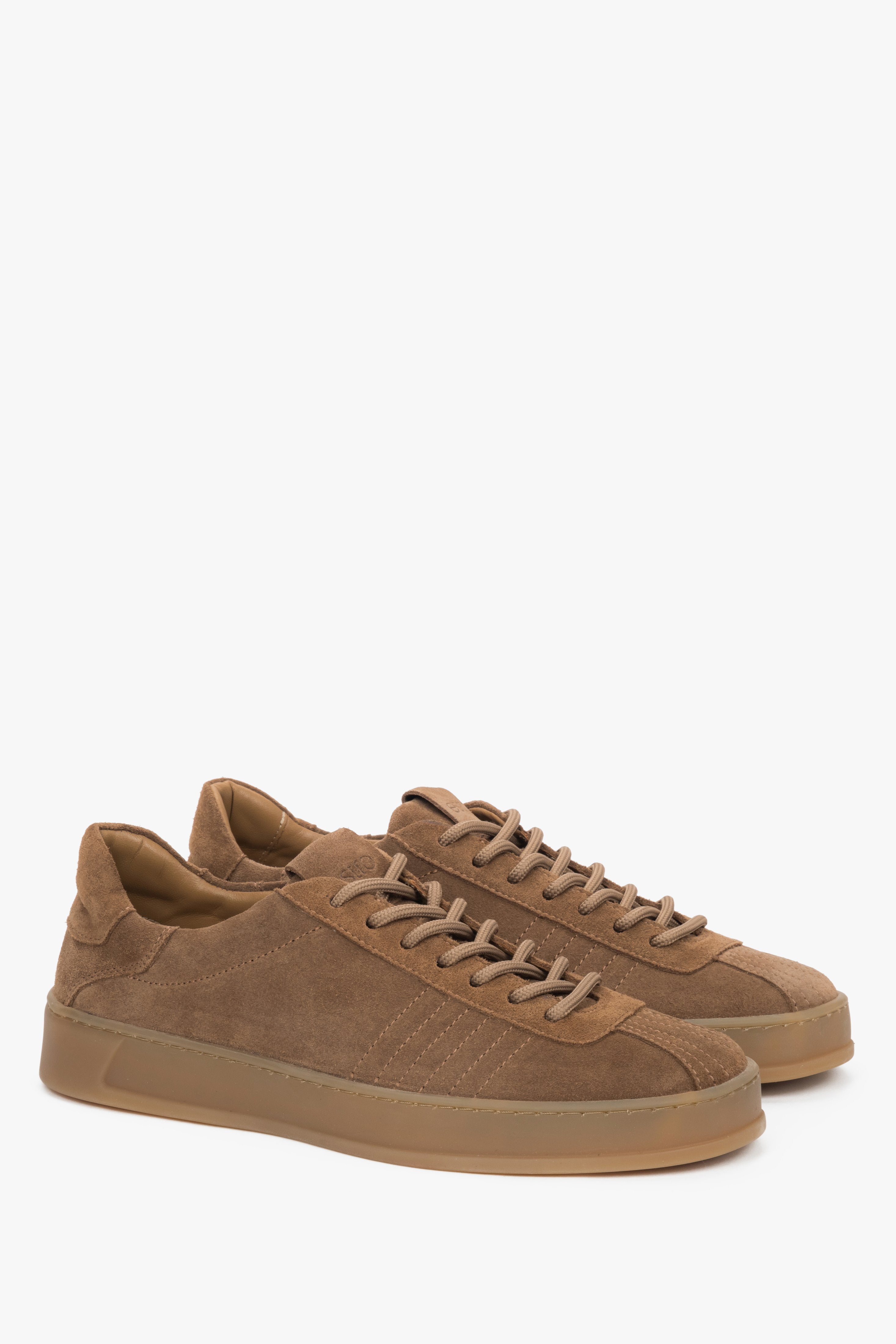 Schräge Ansicht der eleganten Schnürschuhe für Damen mit feinen Ziernähten.