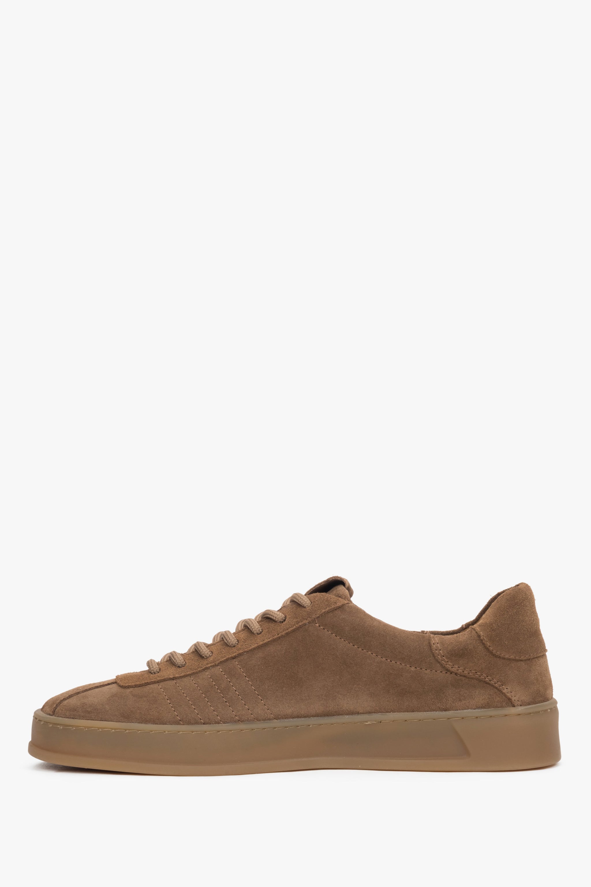 Profilansicht des bequemen braunen Sneakers von Estro.