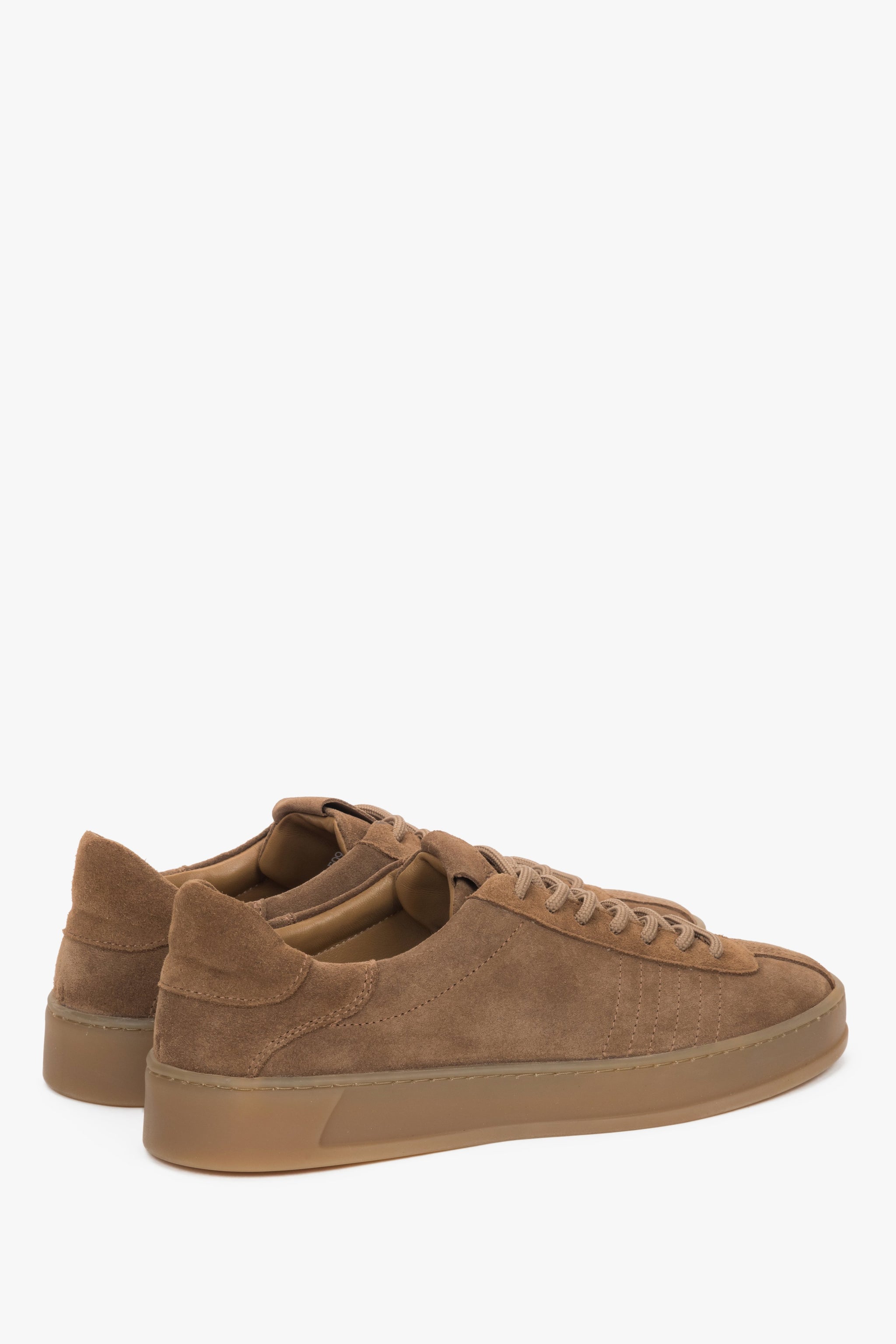 Rückansicht des bequemen braunen Sneakers von Estro.