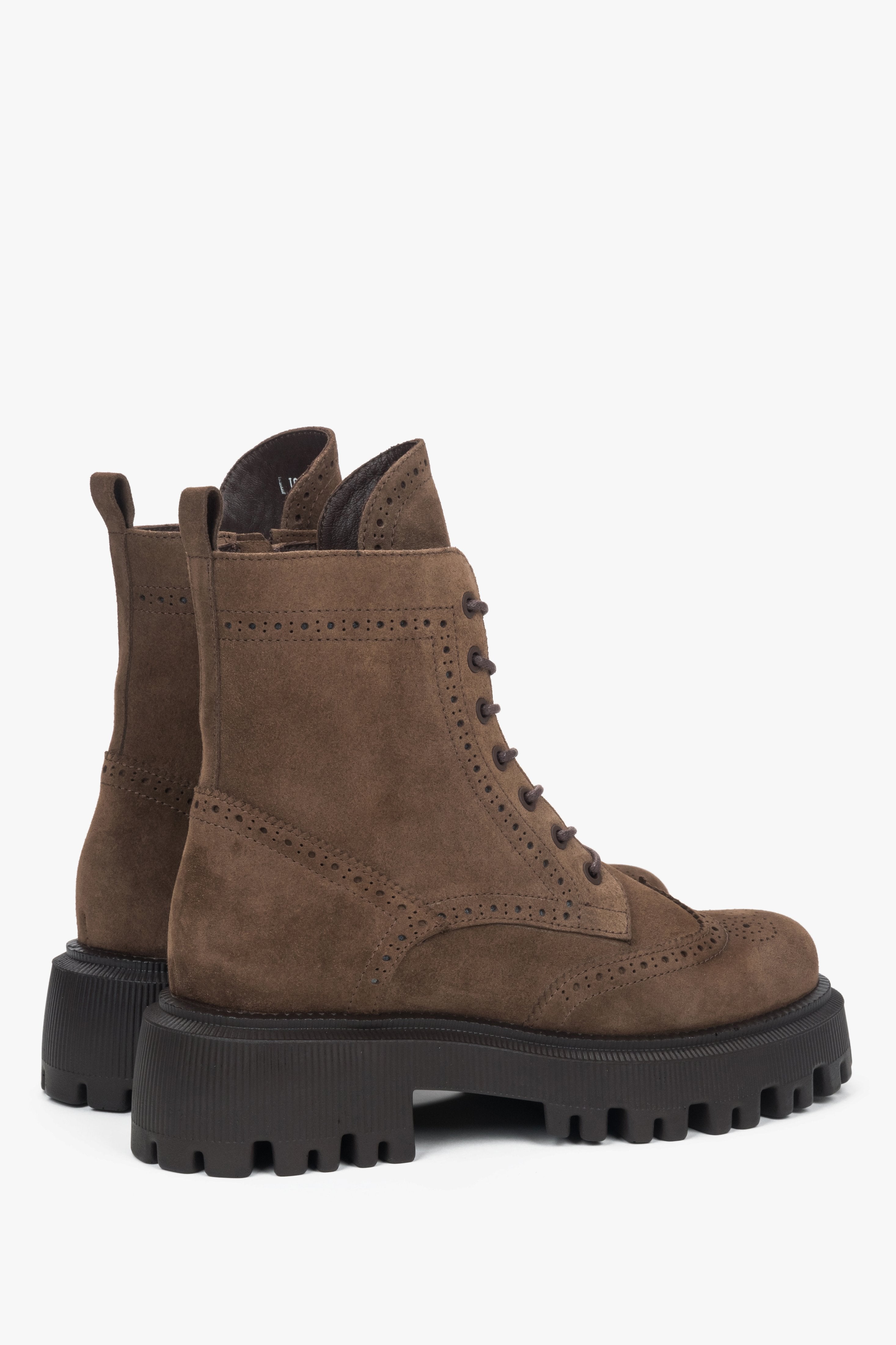 Rückwärtige Schrägansicht der Stiefeletten mit Fokus auf die Fersenpartie 