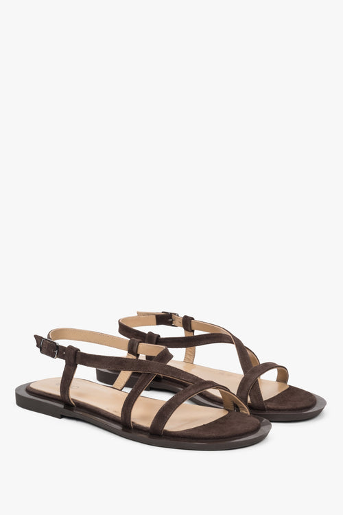 Stilvolle braune Damen-Velours-Sandalen von Estro mit markantem Kreuzriemen.