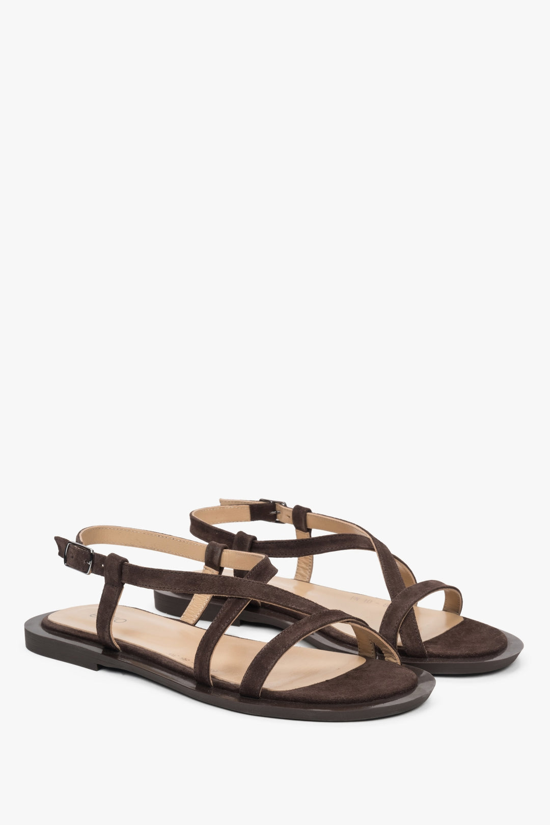 Stilvolle braune Damen-Velours-Sandalen von Estro mit markantem Kreuzriemen.
