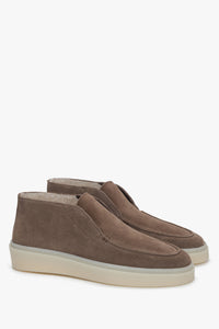 Diagonale Ansicht des Paares brauner Damen-Wintermokassins aus Premium-Veloursleder mit heller Sohle von Estro