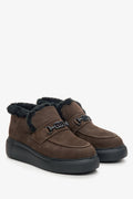 Schräge Frontalansicht der braunen Damen-Winterstiefeletten aus Naturvelours