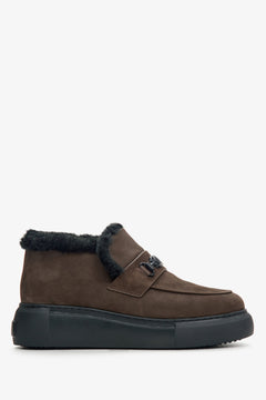 Flaches Seitenprofil der braunen Velours-Stiefeletten mit dicker schwarzer Sohle